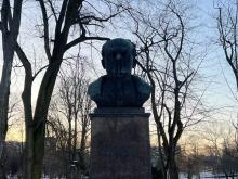 Pomnik Stefana Żeromskiego w kieleckim parku.